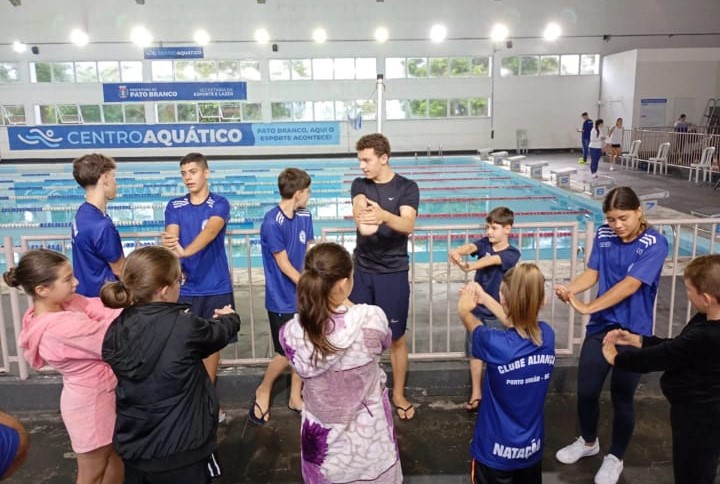 Clube Aliança/Apanca conquista 19 medalhas em meeting regional de natação