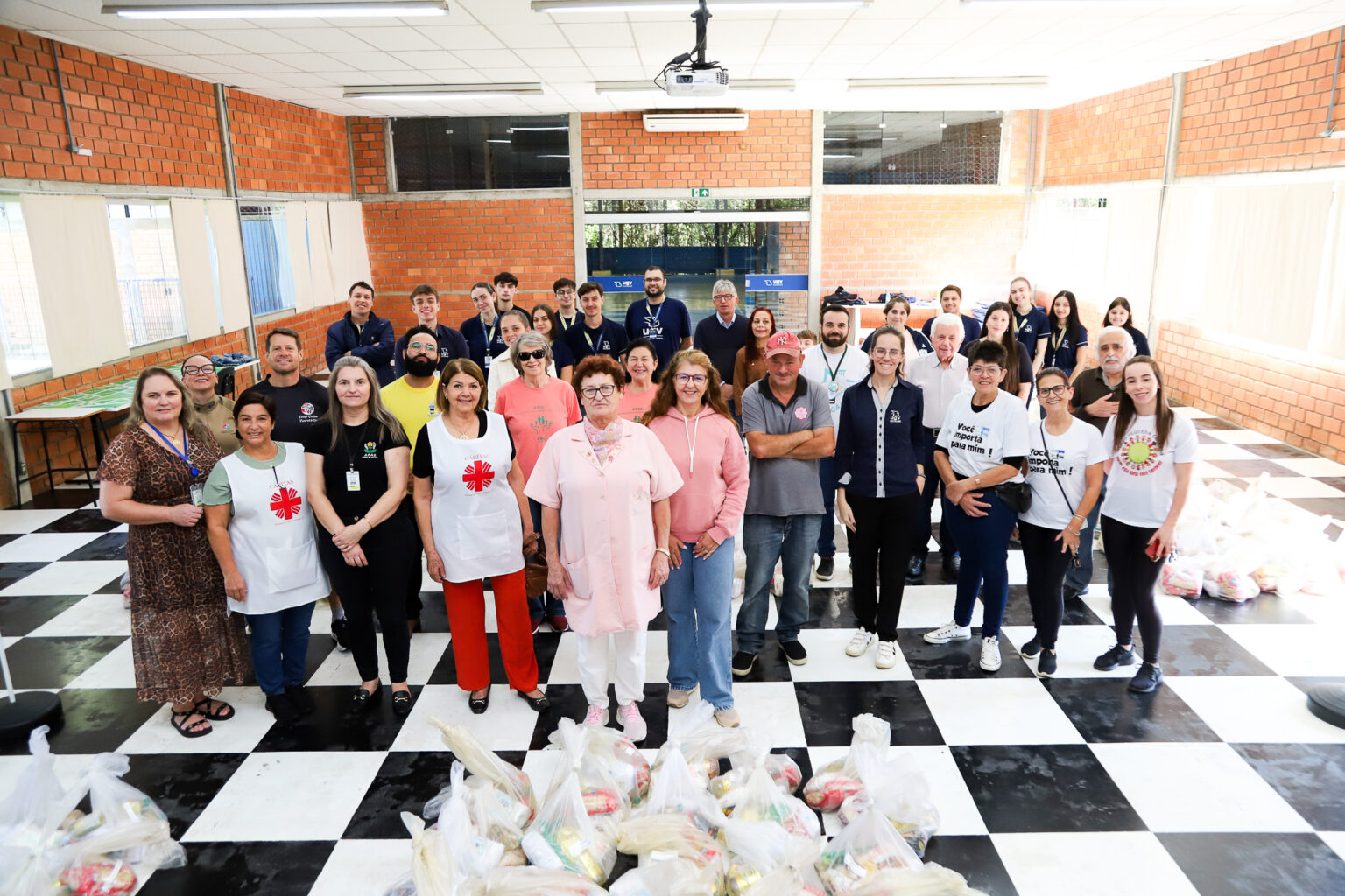 Solidariedade e criatividade: UGV entrega alimentos arrecadados na 23ª Festa à Fantasia