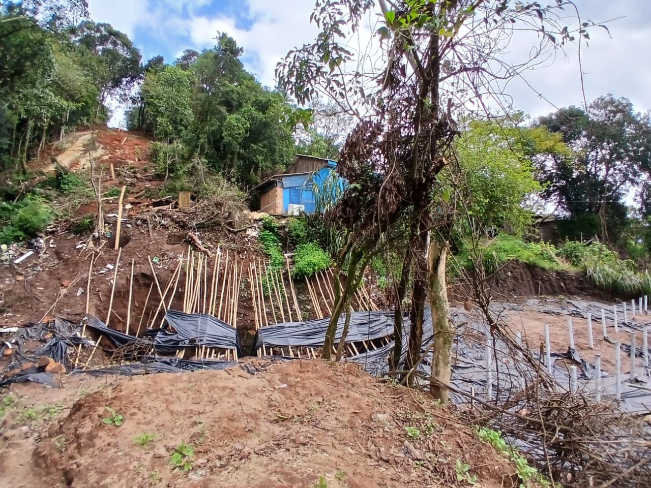 Moradores do Morro da Cruz relatam impacto de obras do bondinho; prefeitura propõe realocação voluntária em prol da segurança