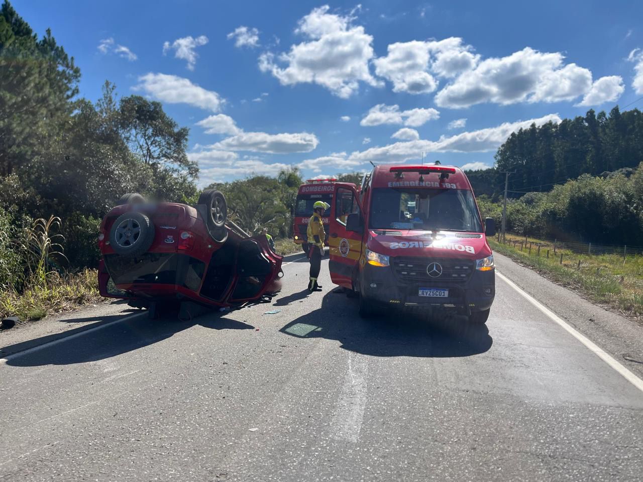 Acidente entre Ecosport e Fiesta deixa cinco pessoas feridas e um veículo capotado na SC-120