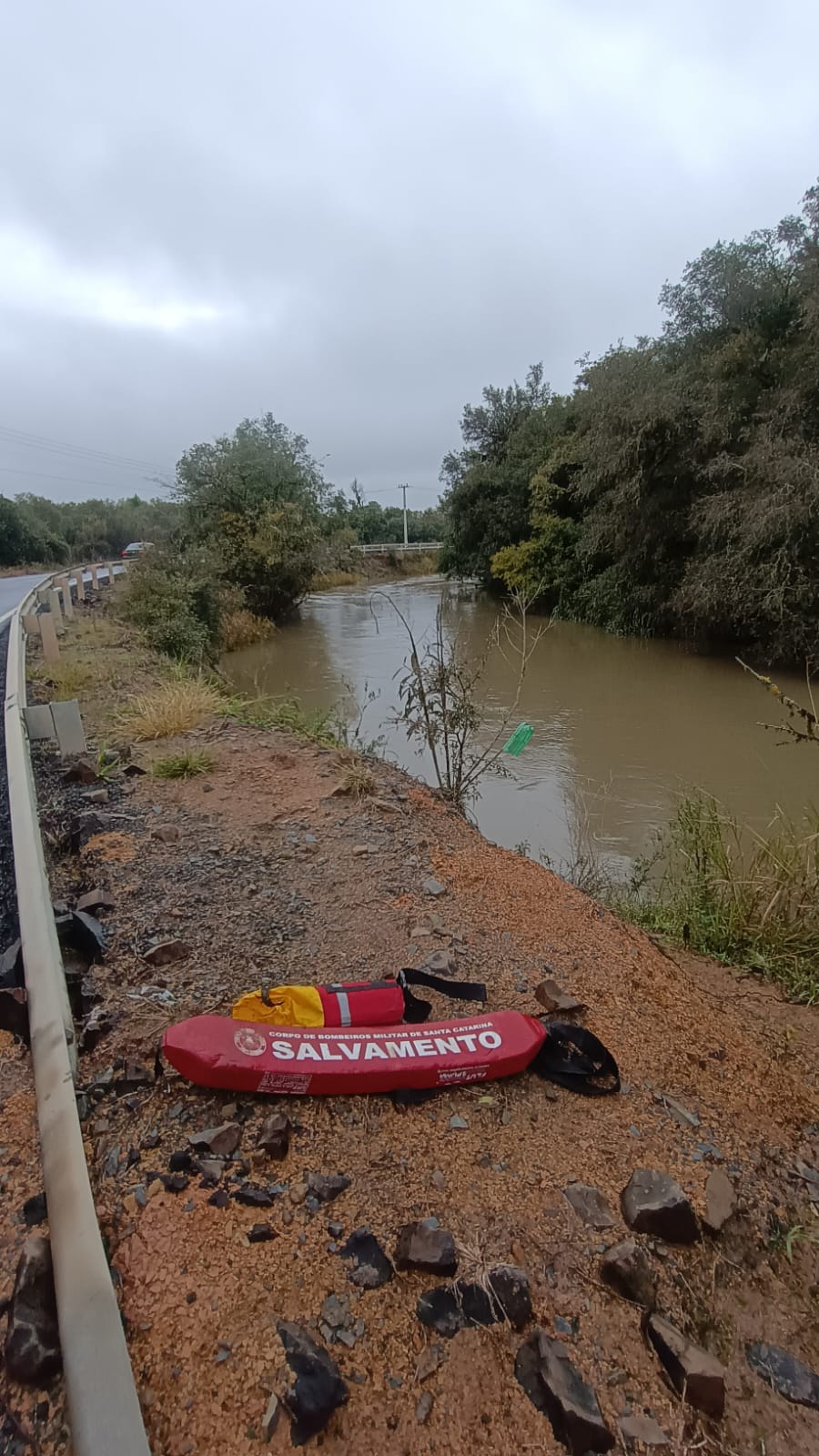 Corpo é encontrado no Rio Canoinhas e resgatado pelos bombeiros em Monte Castelo